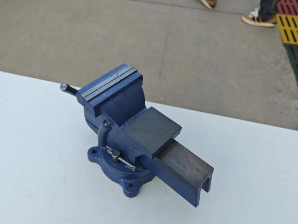 bench ຂະຫນາດໃຫຍ່ vise